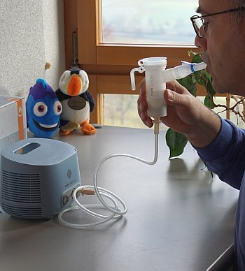 Inhalieren mit dem PARI Compact2 und dem Mundstück